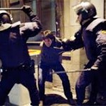 policias golpeando jovenes